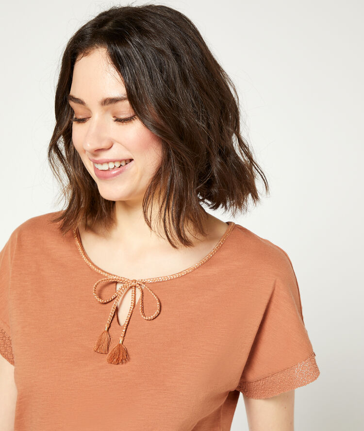 T-shirt with lace up collar terracotta.