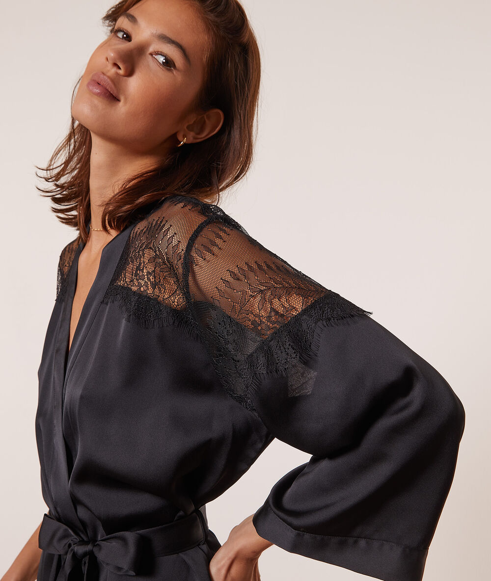 Satin kimono with lace details black.
