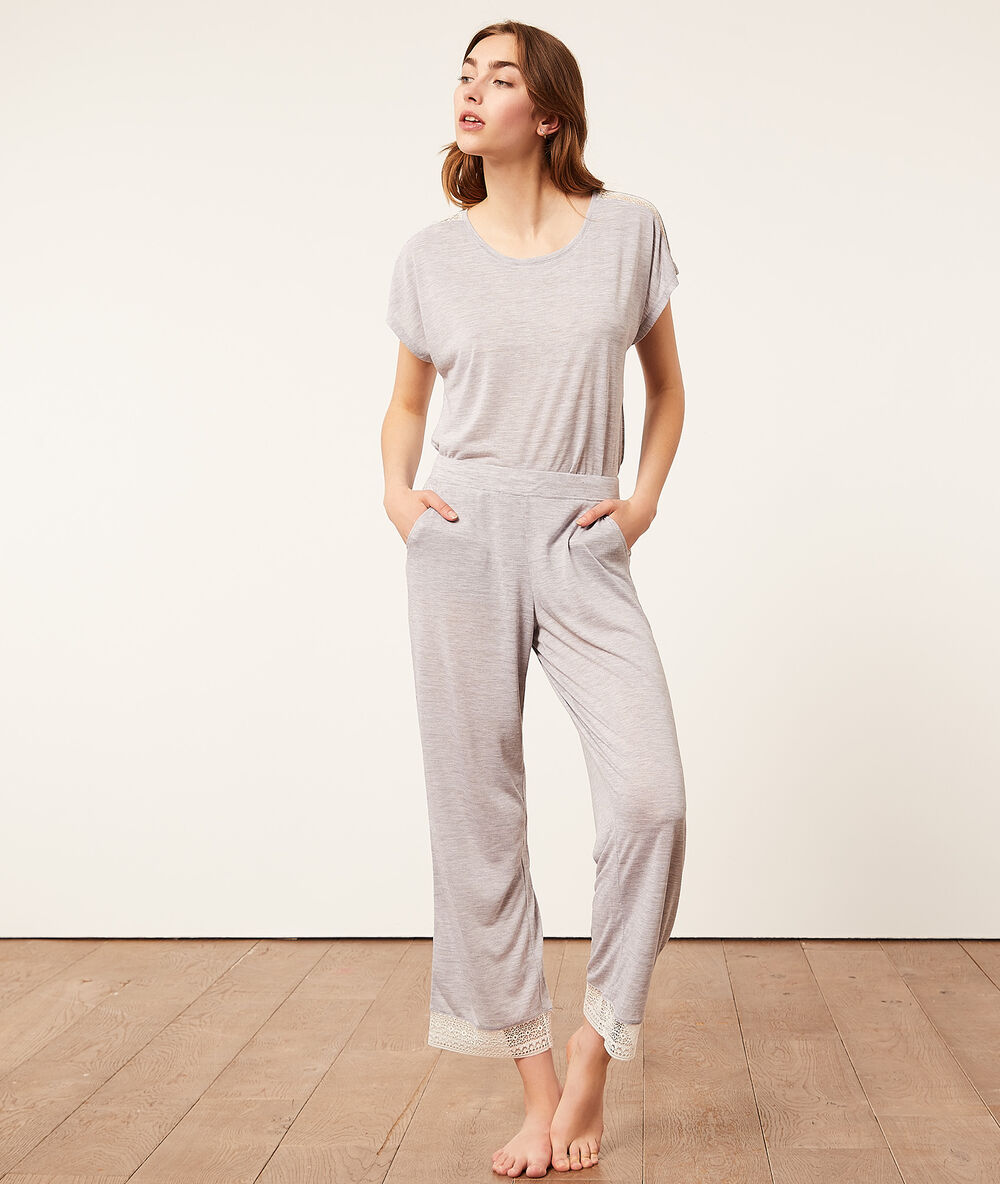 Short-sleeved top light grey.