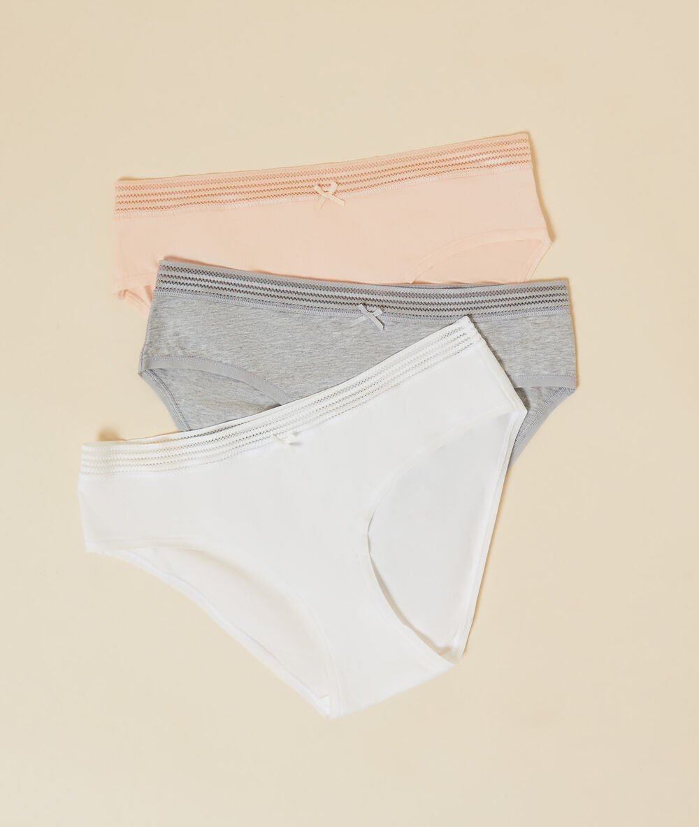 Pack of 3 briefs multi-color.