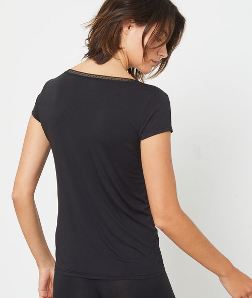 T-shirt d&eacute;collet&eacute; v dentelle noir.