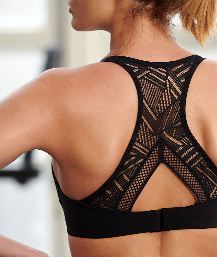 Lace back sports bra - hight support black.
