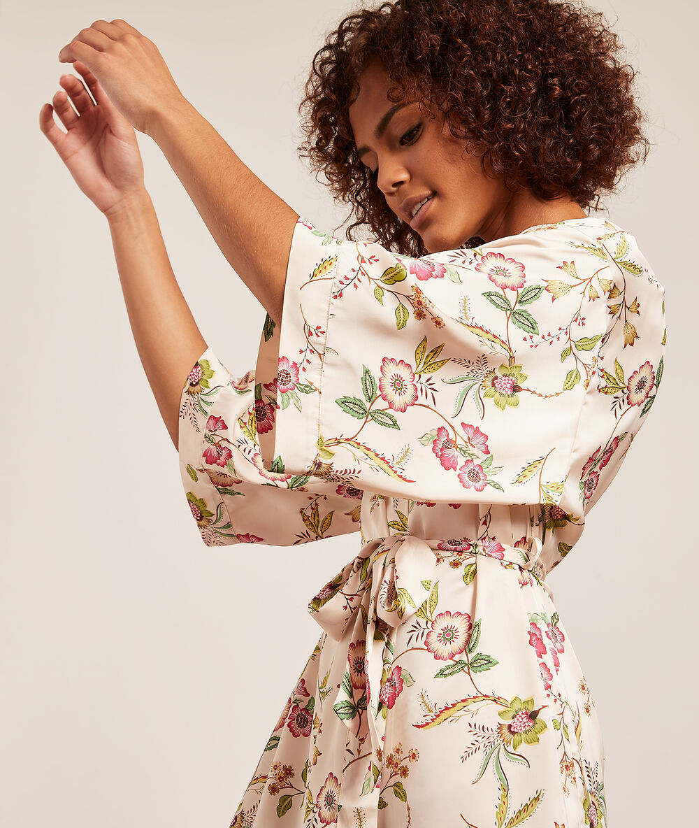 Printed satin kimono ecru.