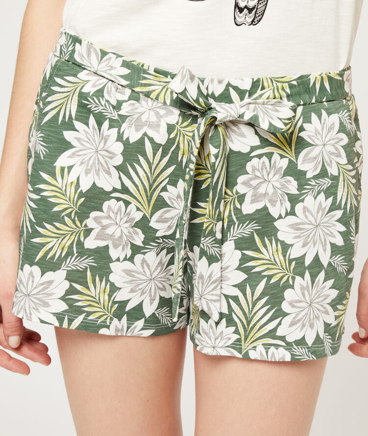 Shorts in a foral print off white.
