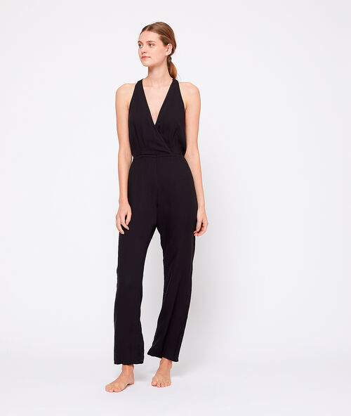 Loose jumpsuit with back in intricate macramé black.