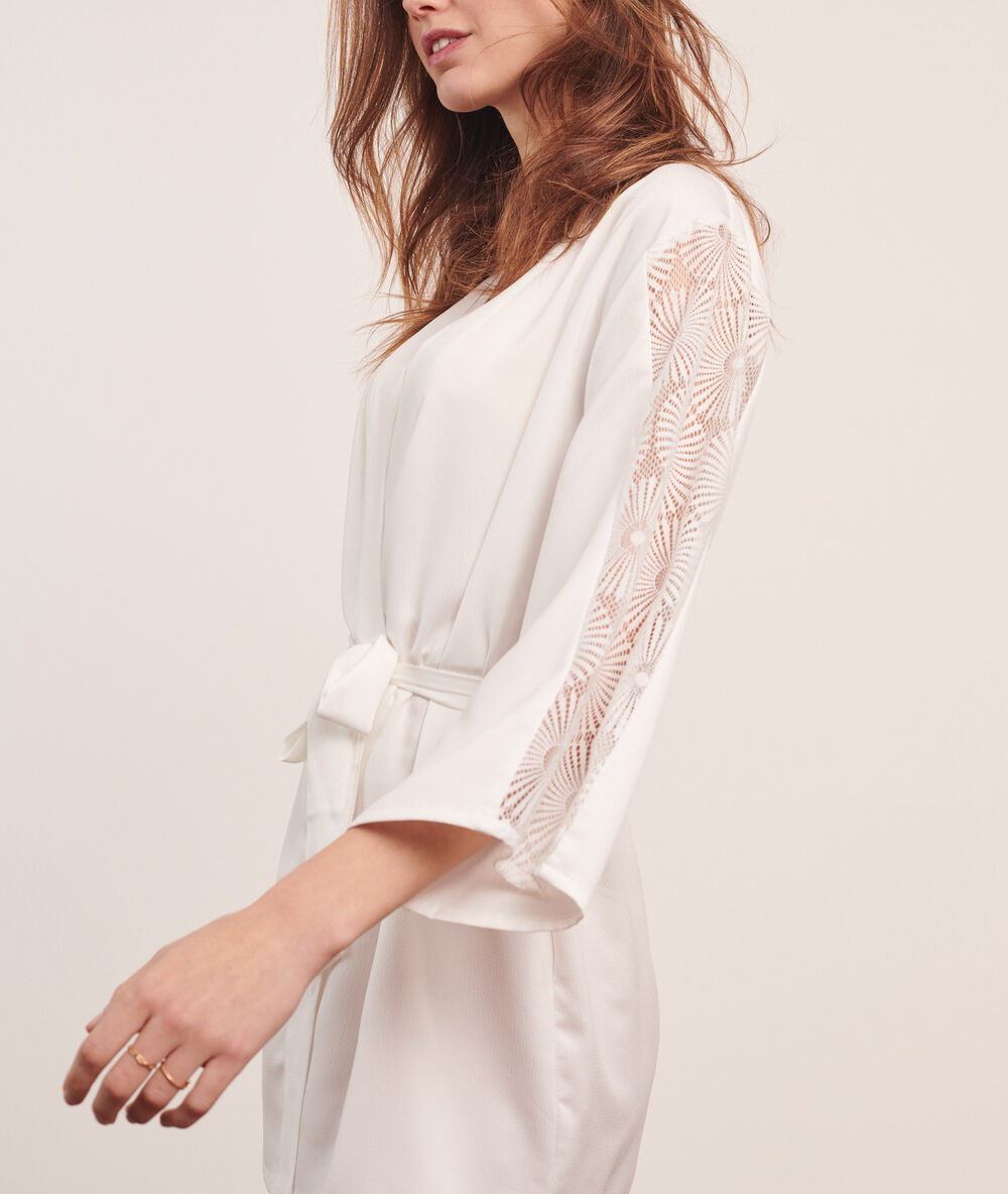Satin kimono with lace ecru.