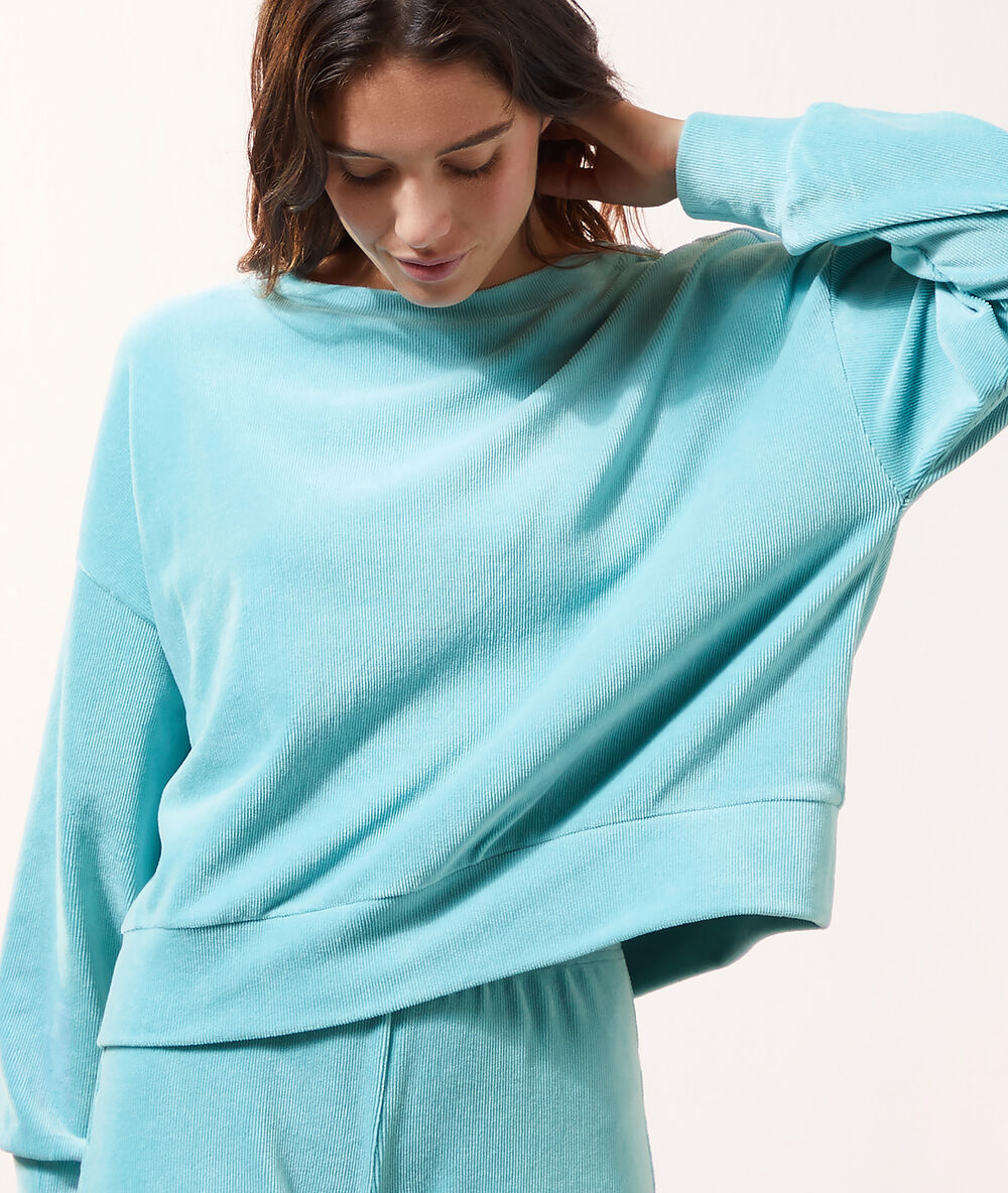 Long sleeve top green.