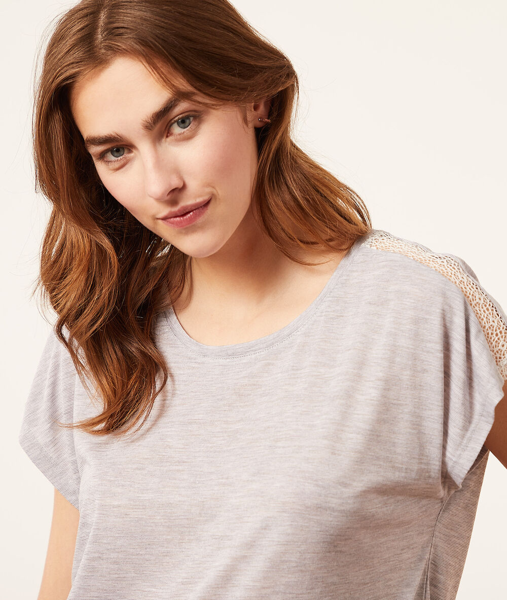 Short-sleeved top light grey.