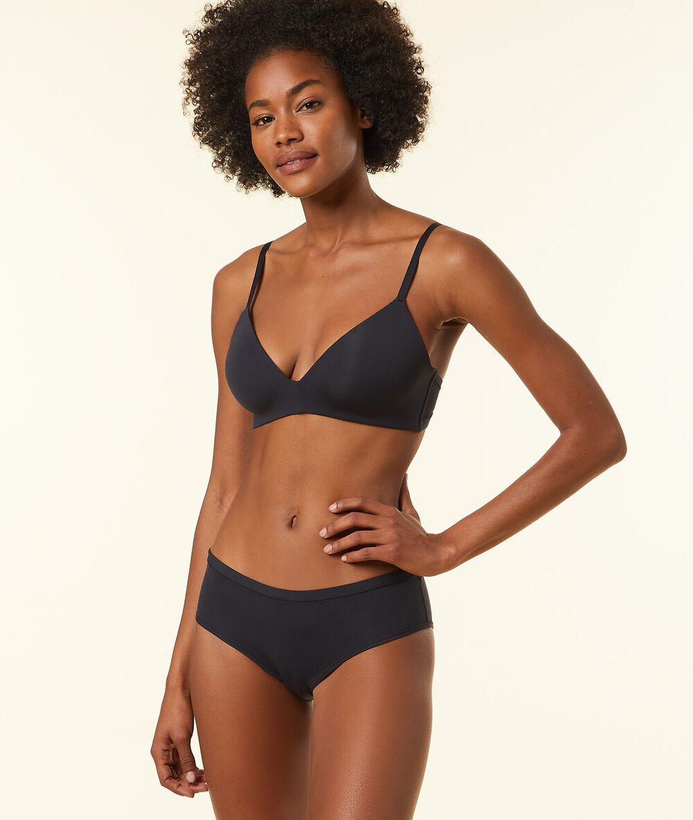 Non wired thin pads bra black.