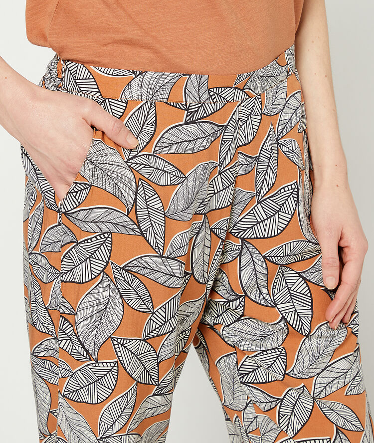 Trousers in a foliage print terracotta.