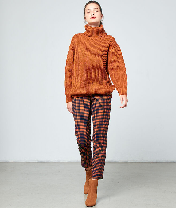 Turtleneck jumper in maxi knit savannah.