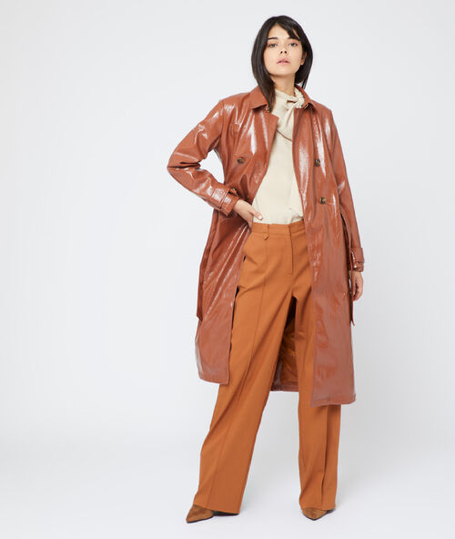 Trench en vinyle ceintur&eacute; savane.