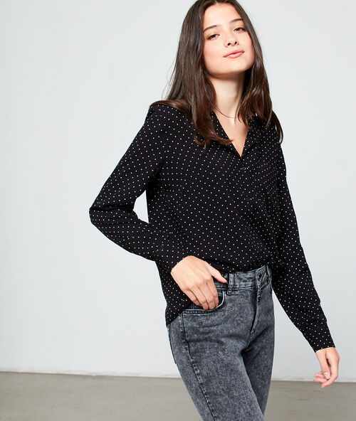 Chemisier &agrave; pois noir.