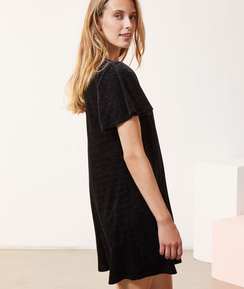 Robe droite pailletée noir.