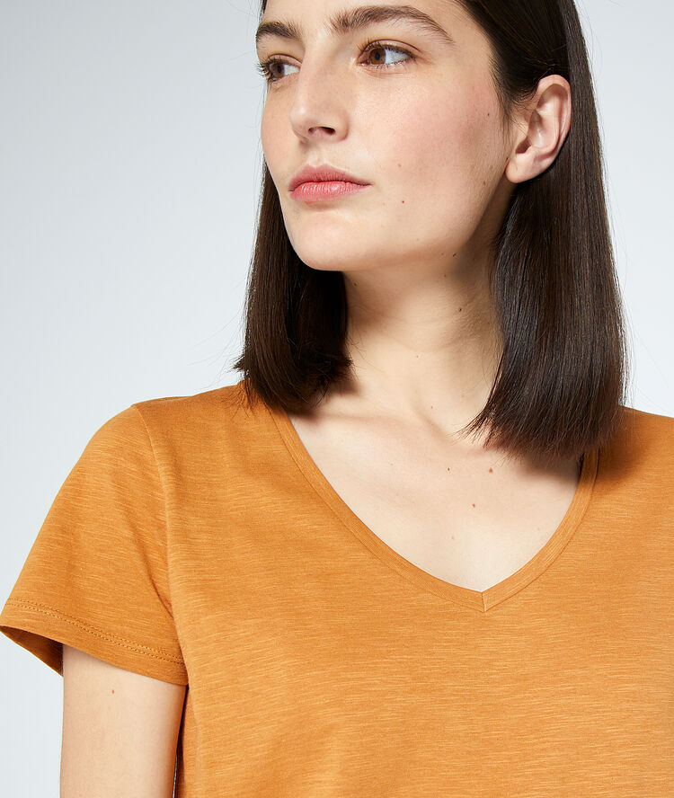 V neck t-shirt camel.