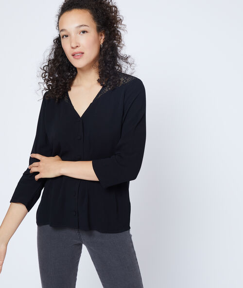 Blouse boutonn&eacute;e &agrave; guipure noir.