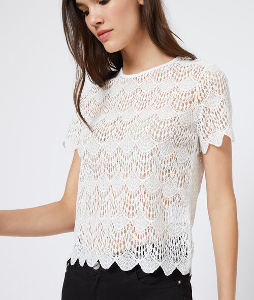Cutwork top in lace off white.