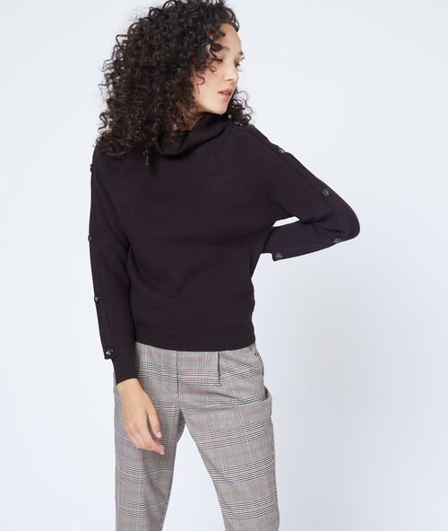 Pull col roul&eacute; &agrave; boutons chocolat.