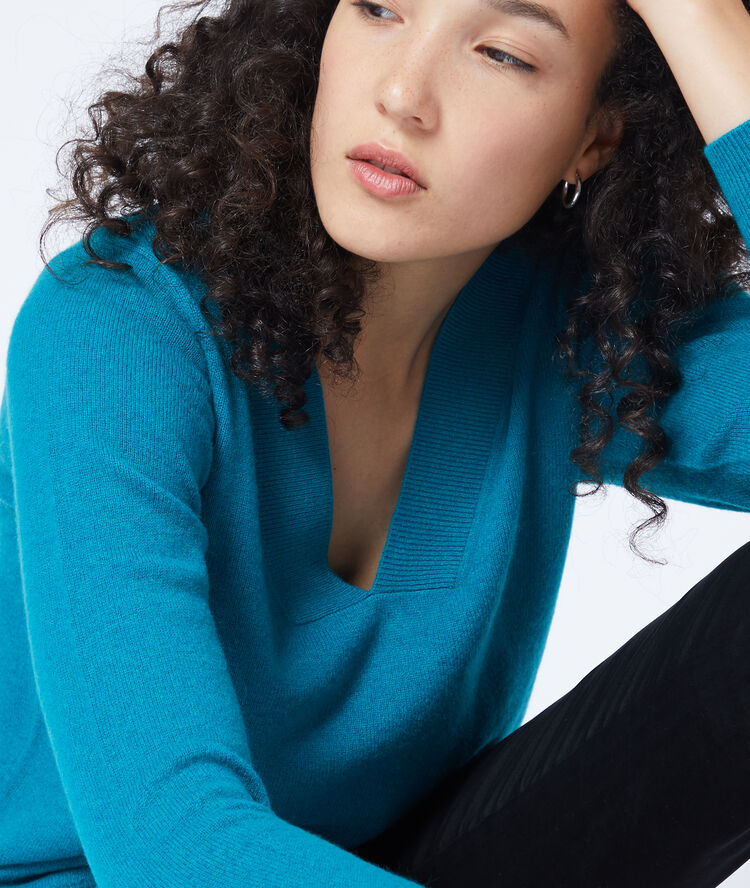Cashmere v neck jumper turquoise-blue.
