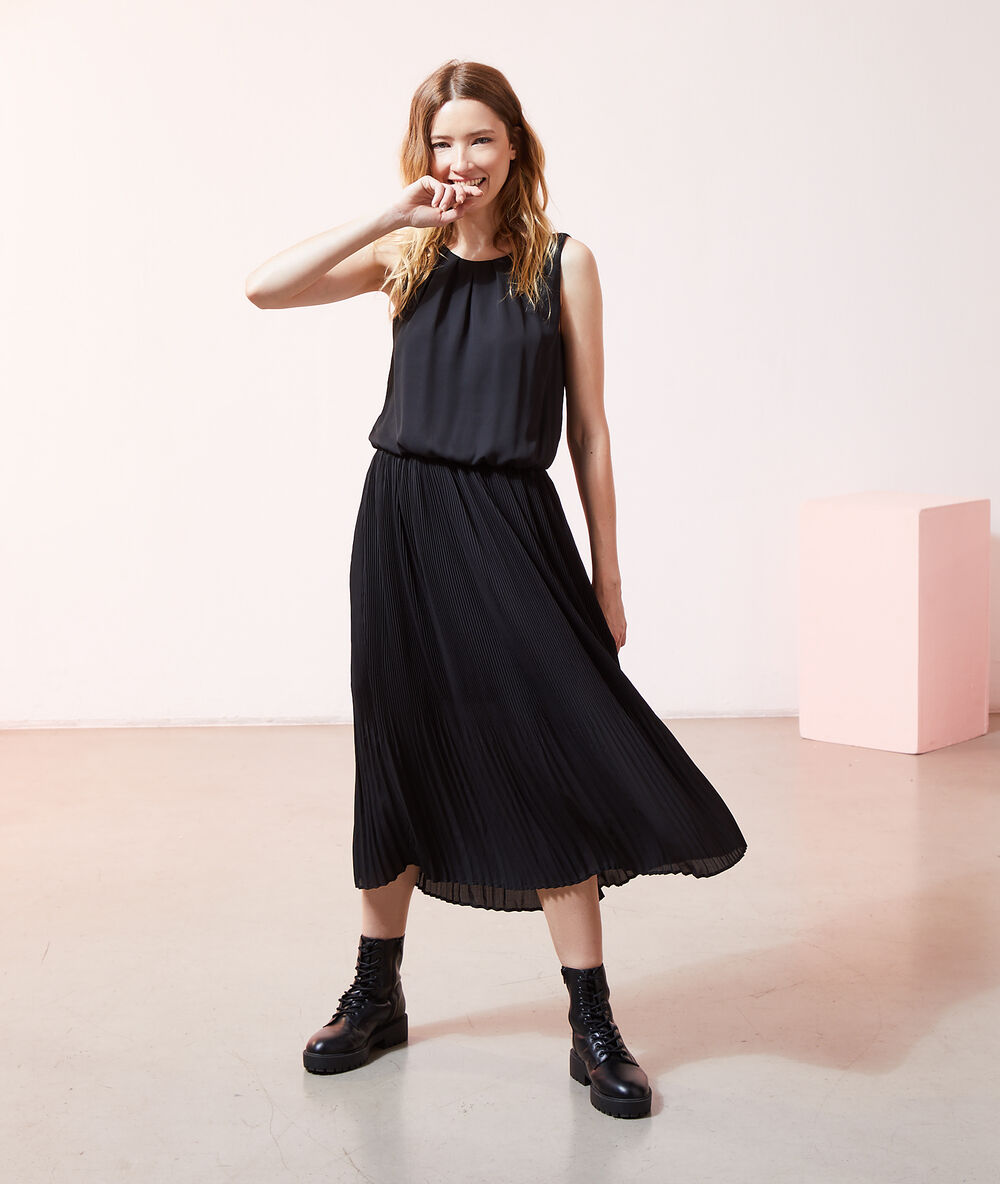 Robe longue plissée noir.