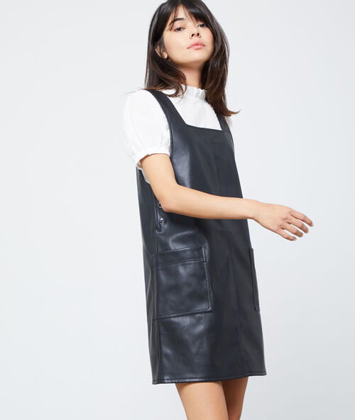 Robe salopette en similicuir noir.