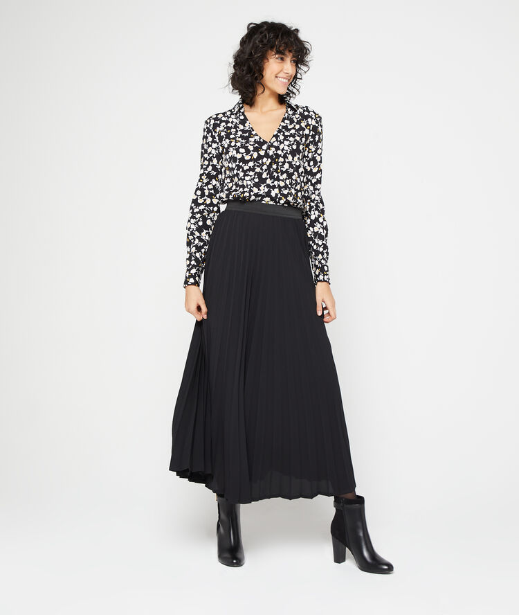 Shirt in a floral print black.
