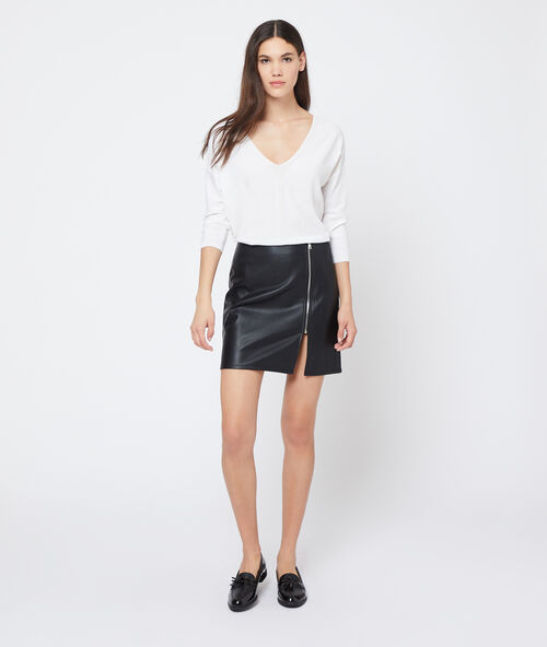 Leather look zipped skirt black.