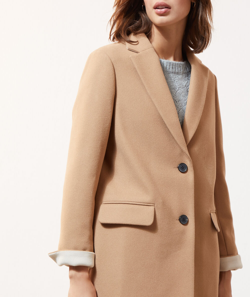 Straight-cut coat camel.