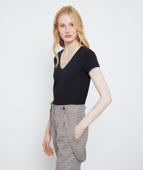 V neck cotton t-shirt black.