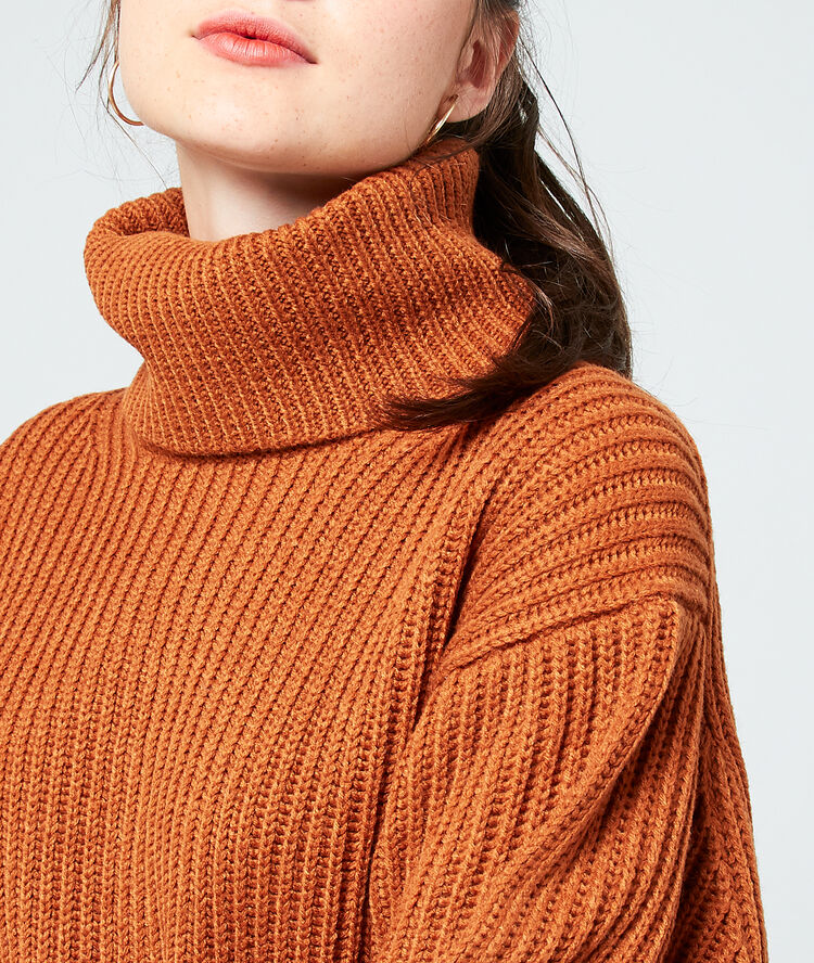 Turtleneck jumper in maxi knit savannah.
