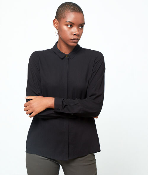 Shirt in loose fit black.