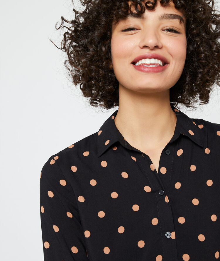 Shirt in dots black.