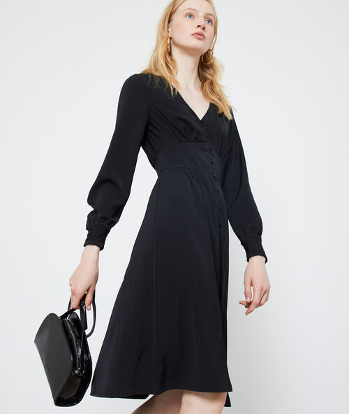 Robe &eacute;vas&eacute;e &agrave; boutons noir.