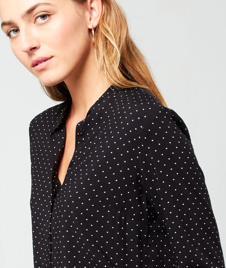 Round neck shirt in dots black.