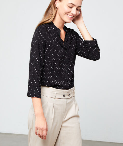 Chemisier col rond &agrave; pois noir.