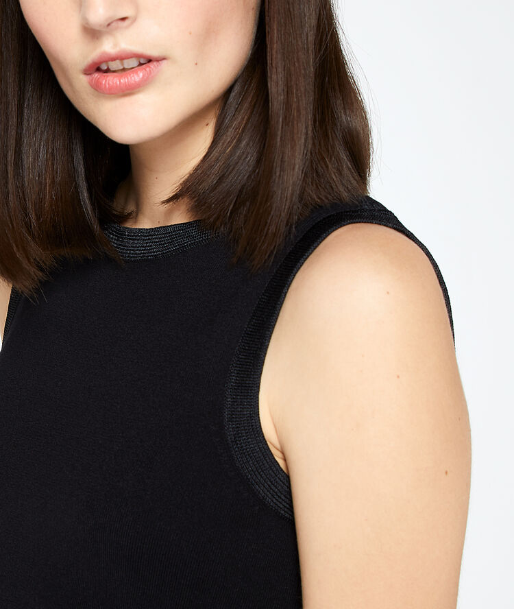 Fine knit top black.