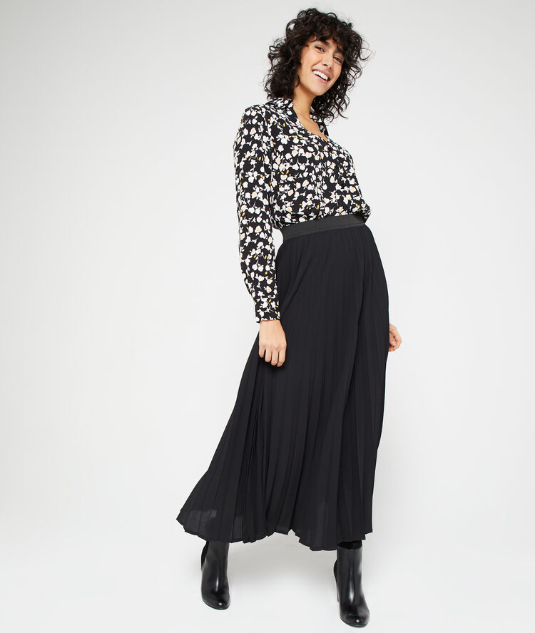 Shirt in a floral print black.