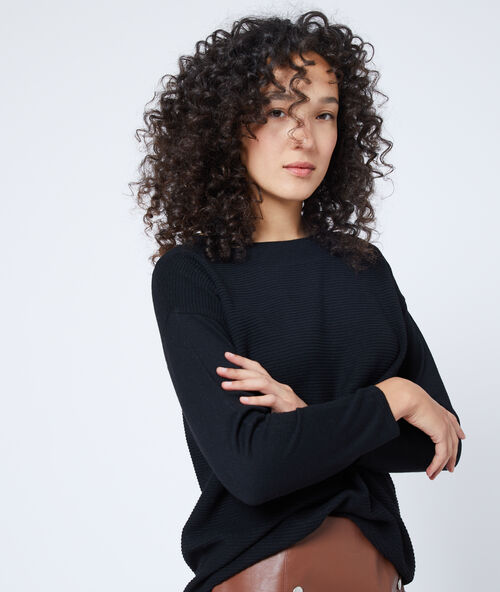 Pull c&ocirc;tel&eacute; &agrave; col bateau noir.