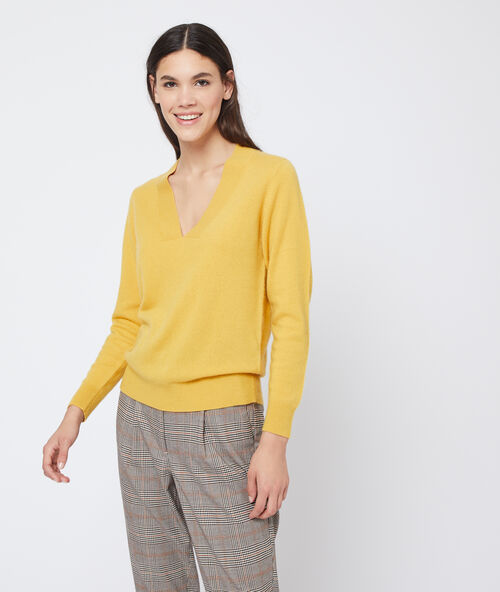 Cashmere v neck jumper ochre.