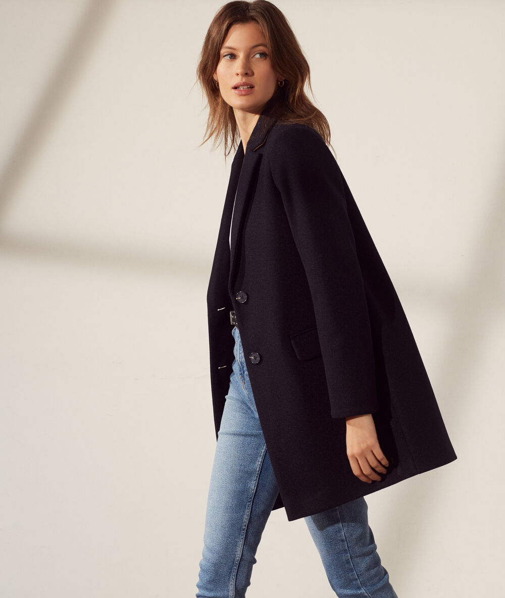 Straight-cut coat navy.