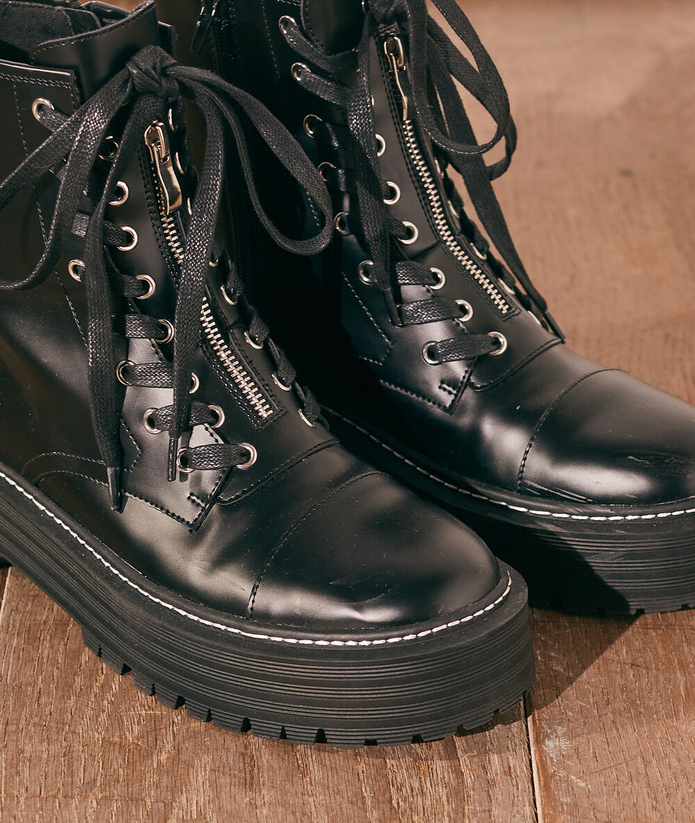 Bottines zippées à plateformes noir.