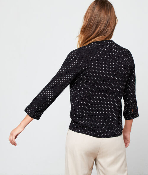 Chemisier col rond &agrave; pois noir.