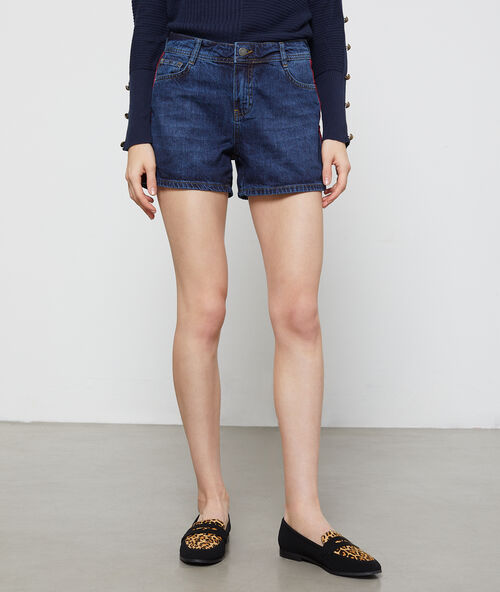 Jean shorts with side stripe stone.