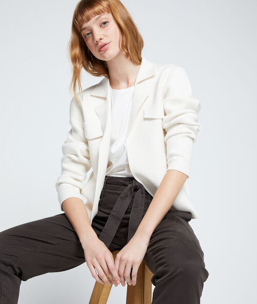 Gilet col tailleur en maille fine ecru.