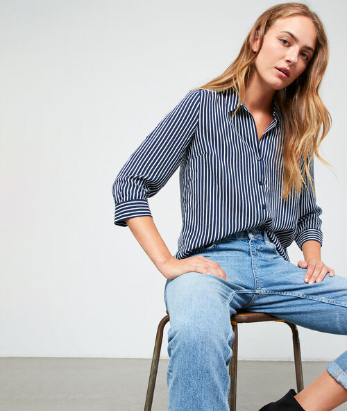 Chemisier &agrave; rayures marine.