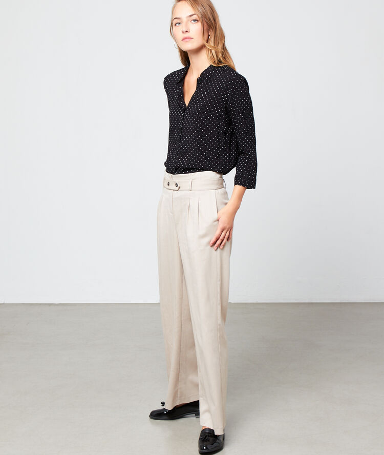 Round neck shirt in dots black.