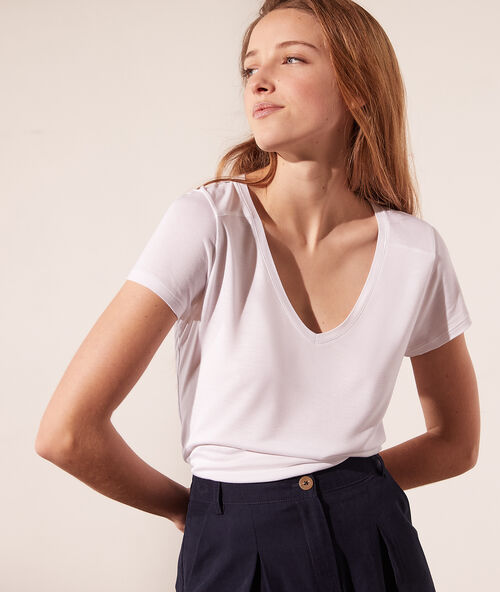 V neck t-shirt white.