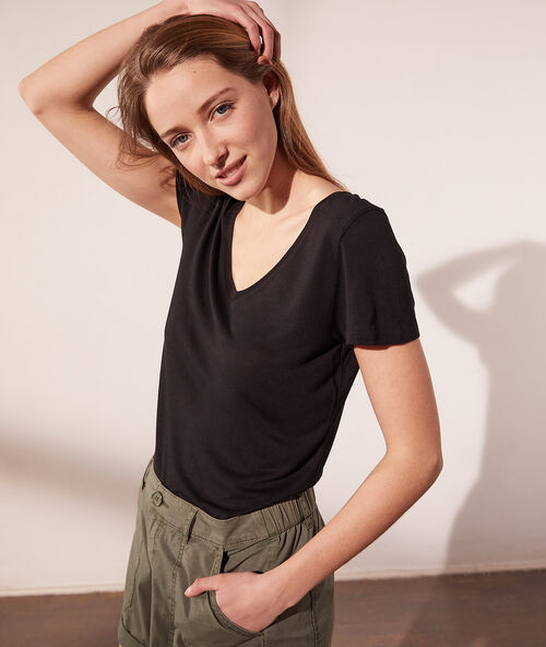 V neck t-shirt black.