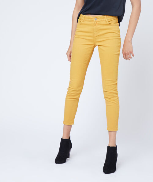 Pantalon slim court en coton ocre.