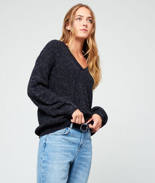 Pull &agrave; fils m&eacute;tallis&eacute;s en grosse maille marine.